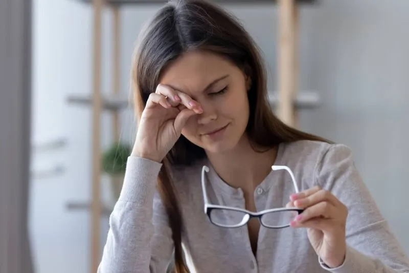 Mắt Phải Giật Nữ: Giải Mã Điềm Báo Và Nguyên Nhân Y Học Chi Tiết